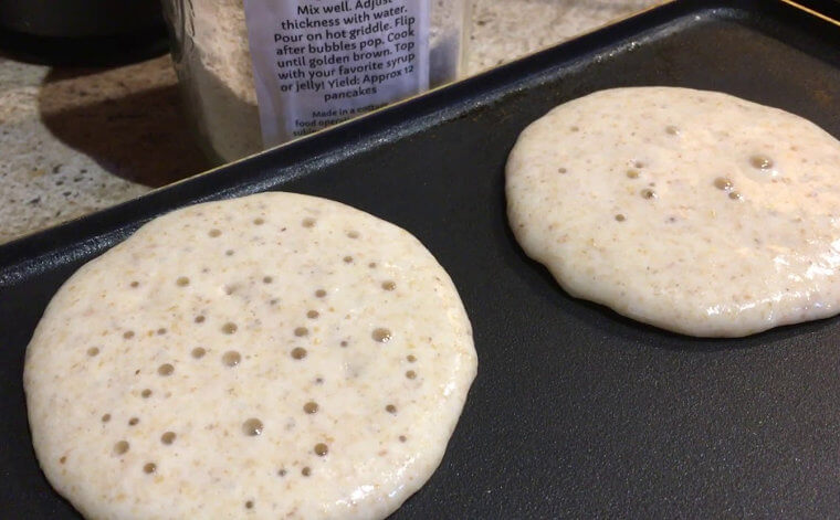 Nicht jeder Pfannkuchen mit Blasen ist bereit für einen Flip