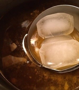 Eiswürfel als Retter bei der Entfernung von überschüssigem Fett