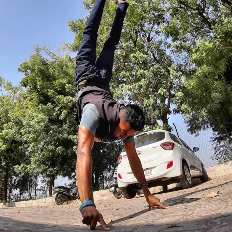 The Longest Time Spent Balancing On Four Fingers Is 19 Seconds