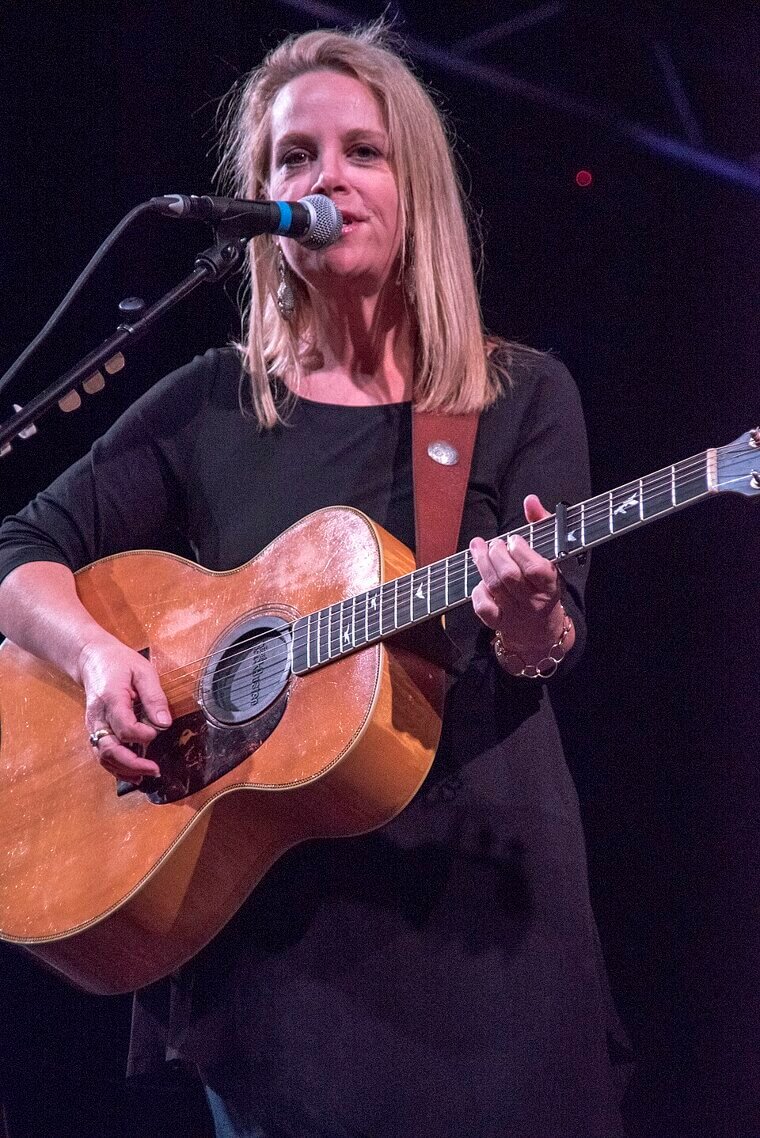 Mary Chapin Carpenter's "Passionate Kisses" Insists Everyone Deserves Joy