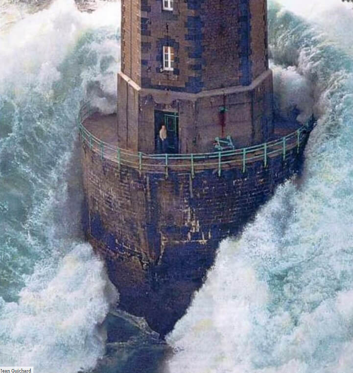 As ondas estavam dominando o farol