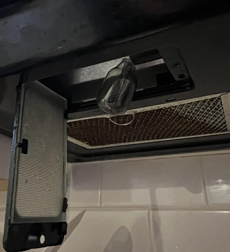 The Potato Power: Removing a Broken Lightbulb