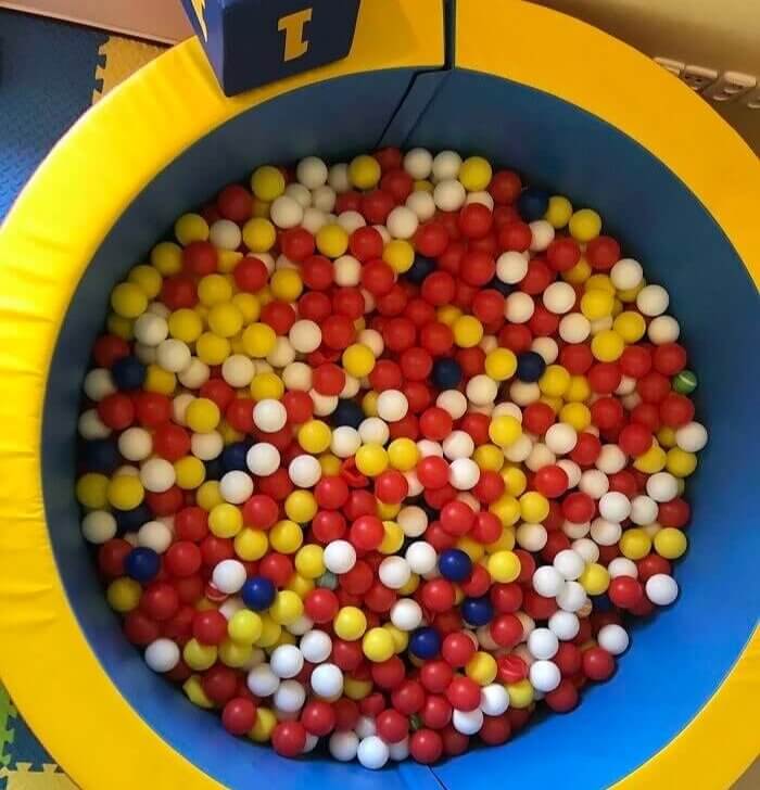 Un enfant perdu dans la fosse à balles