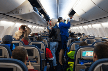 Doświadczeni lotnicy dzielą się wskazówkami, jak bez wysiłku podróżować samolotem