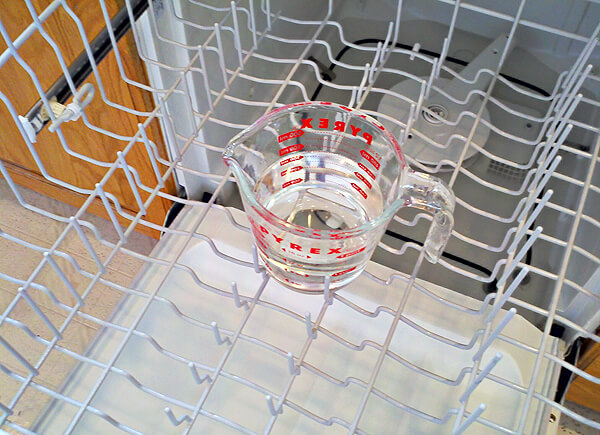 Deodorize Your Dishwasher With White Vinegar