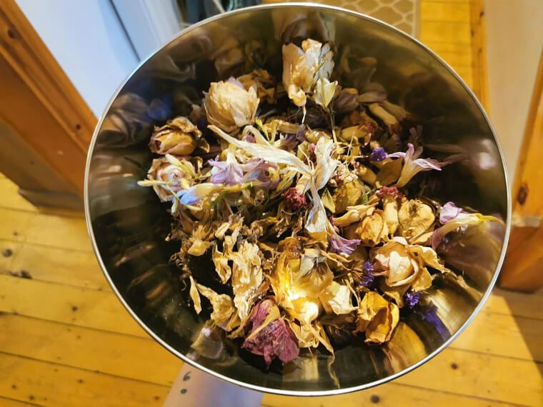 Use Potpourri to Stop Your Clothes From Stinking