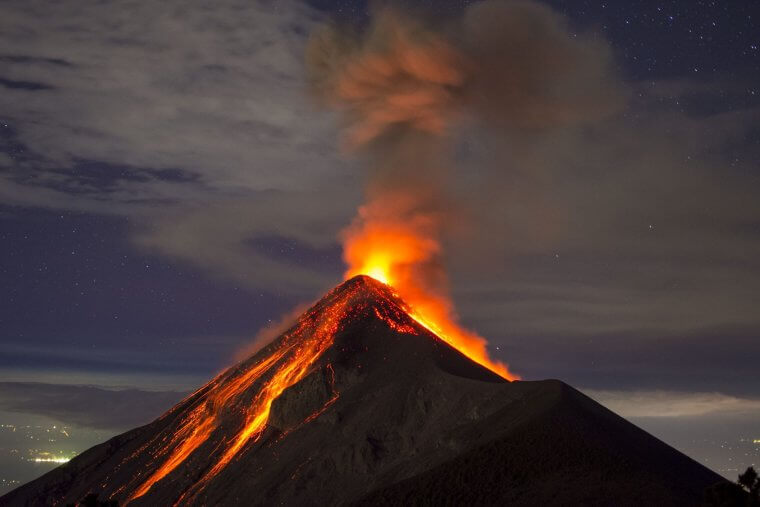 Vulcões tremem, incham e ficam com gases antes de explodir