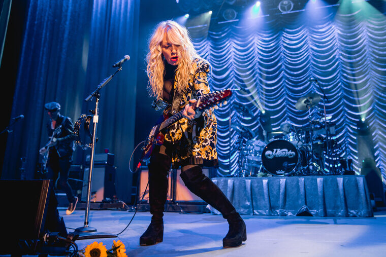 Nancy Wilson Plays Brilliant Acoustic Intros and Rocks Out With Heart