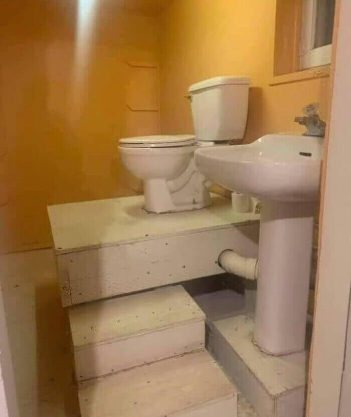 A Few Steps up to the Toilet Throne