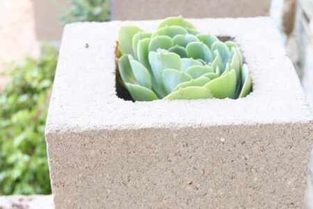 Projetos úteis e viáveis para aqueles blocos de concreto que estão parados no jardim