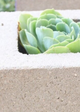 Полезные и выполнимые проекты для тех шлакоблоков, которые просто сидят в саду