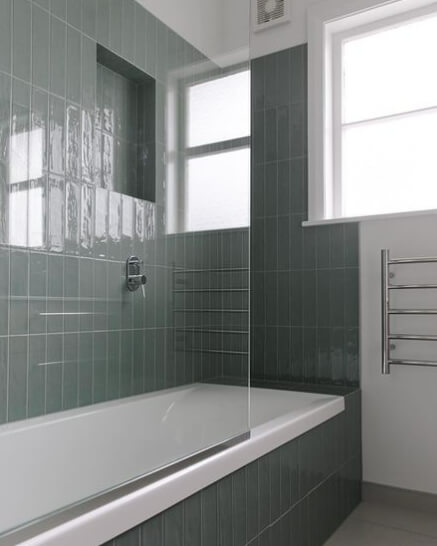 Éviter d'utiliser des nettoyants pour cuvette de toilette pour les carreaux