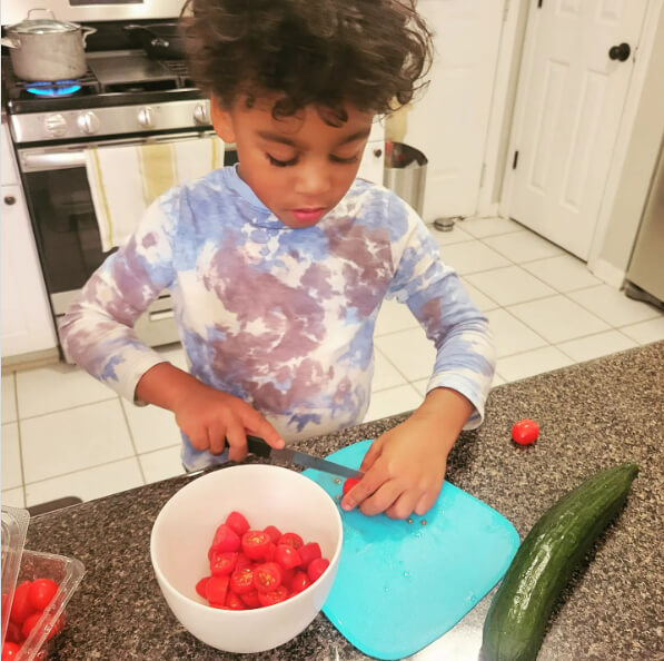 Essaie d'éviter le savon à vaisselle pour nettoyer la planche à découper