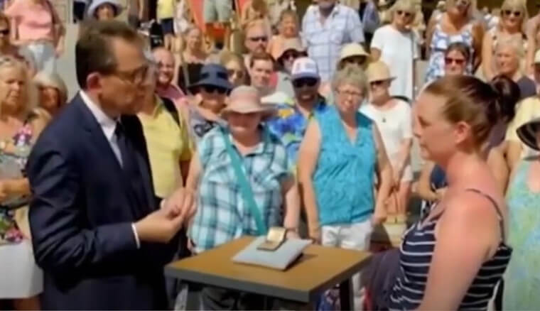 Johannes beginnt mit seiner Einschätzung und Bewertung