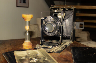 Antiques Roadshow Guest Gets the Surprise of a Lifetime After Host Examines Her Old Family Heirloom