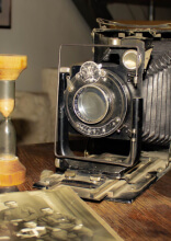 Antiques Roadshow Guest Gets the Surprise of a Lifetime After Host Examines Her Old Family Heirloom