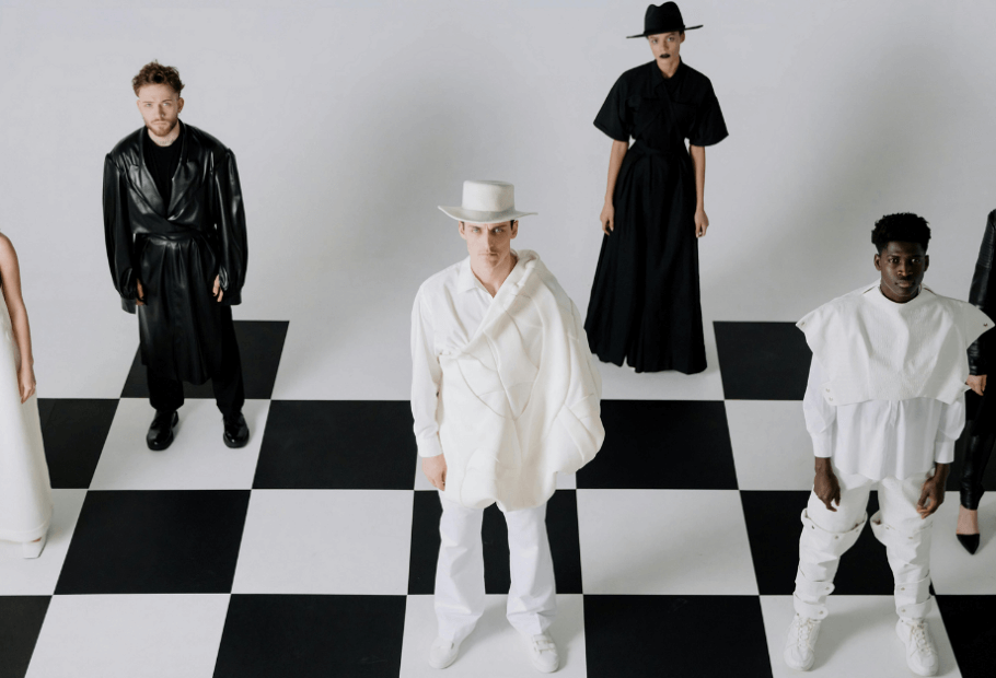 How Models Communicate Through Poise and Presence