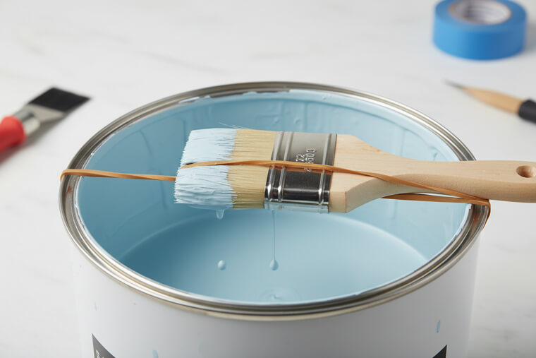 Wrap a Rubber Band Around the Paint Can