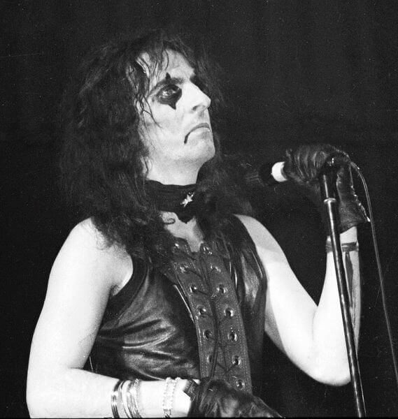 Alice Cooper Offers a Spooky Performance on The Muppet Show