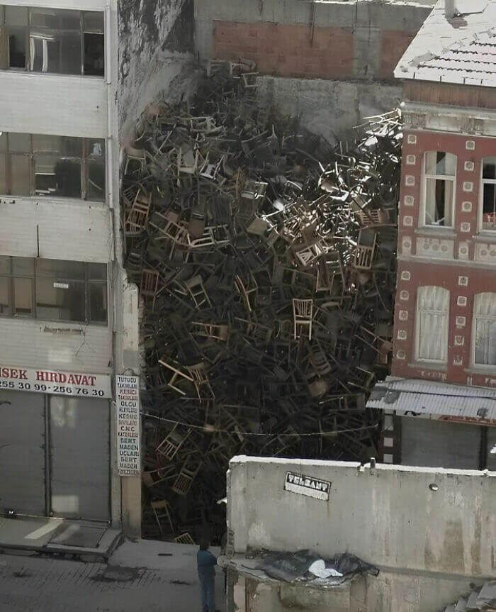 Um enorme jogo de Jenga - mas com cadeiras