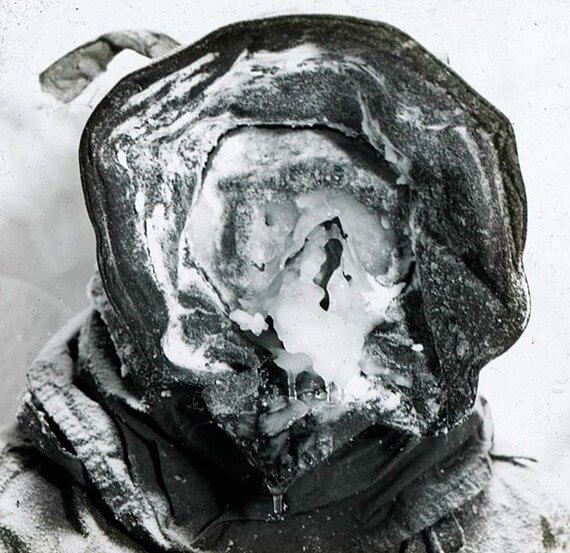 Egy árnyékos alak a hóban