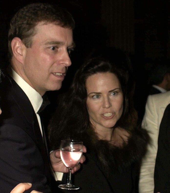 Seine erste öffentliche Beziehung wurde unter Beschuss genommen