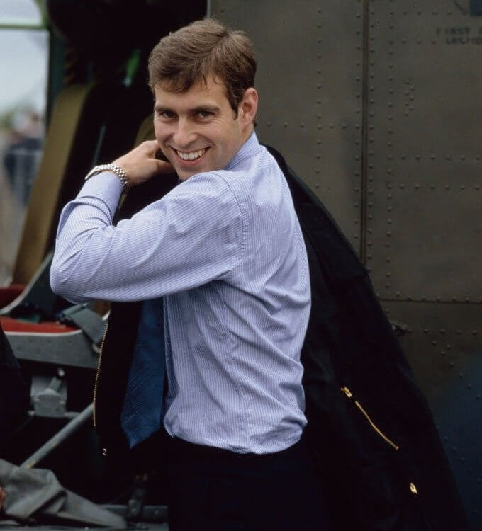 Er lässt seine weiblichen Gefährten auf dem Thron sitzen