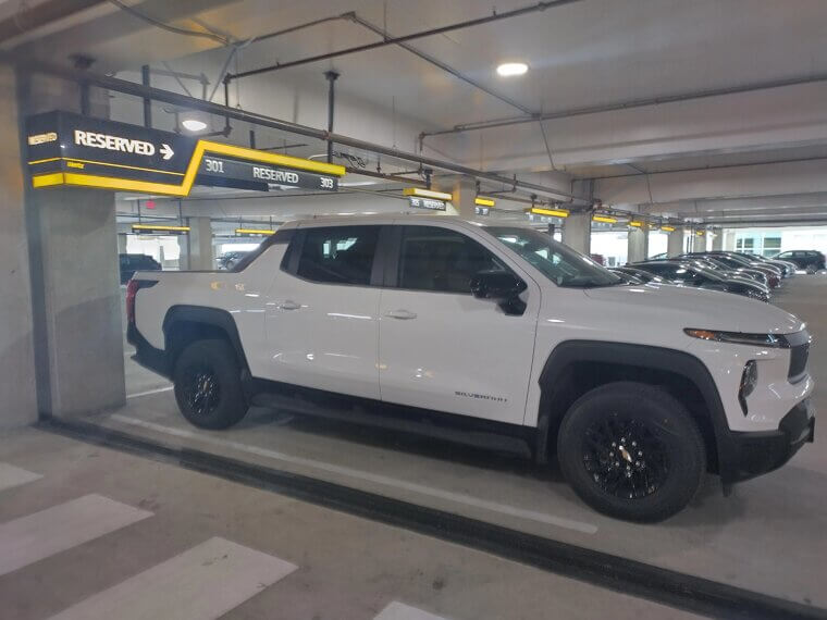 Chevrolet Silverado EV (WT): 400 Miles
