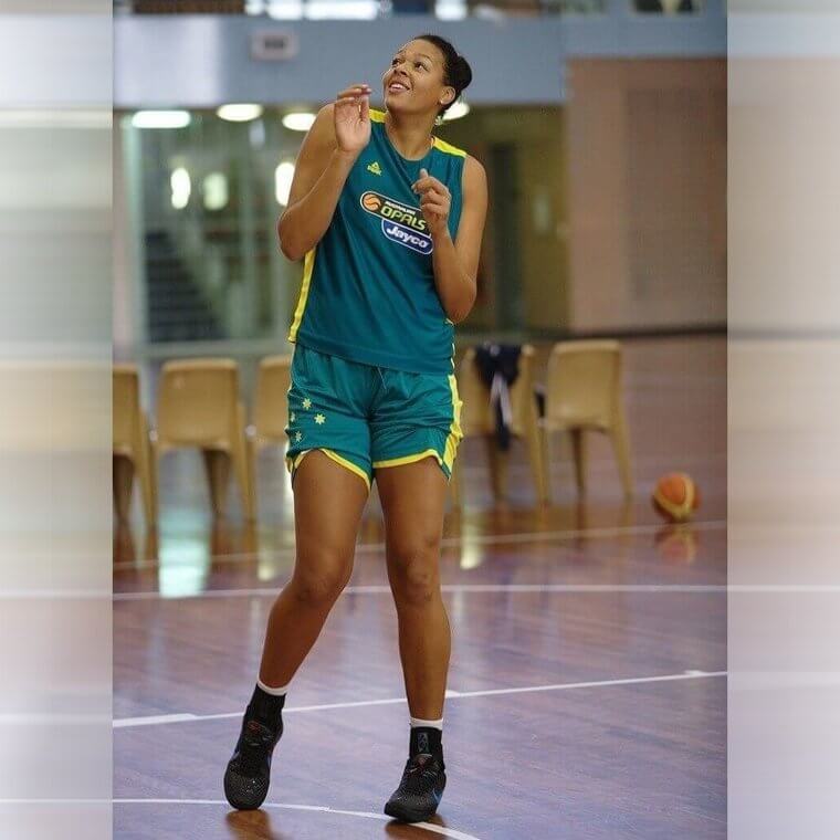 Liz Cambage — 6'8" (2. 03 M)