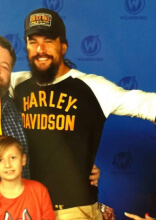 Freunde und Ehemänner, die ihre Partnerinnen und Partner zum Lachen bringen