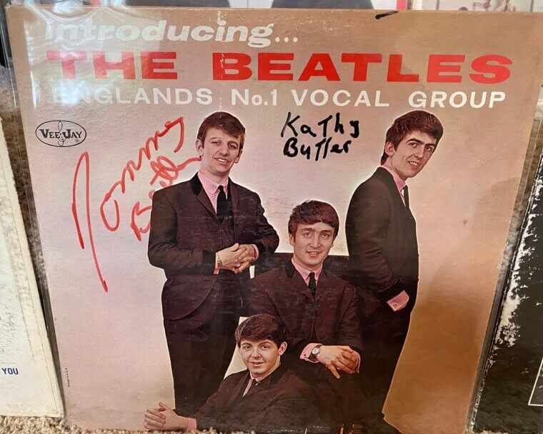 Un vinilo firmado que de alguna manera alcanz贸 los 290.500 d贸lares