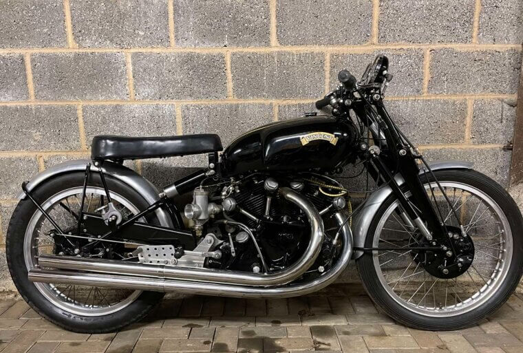 Esta motocicleta se acerc贸 silenciosamente al mill贸n de d贸lares