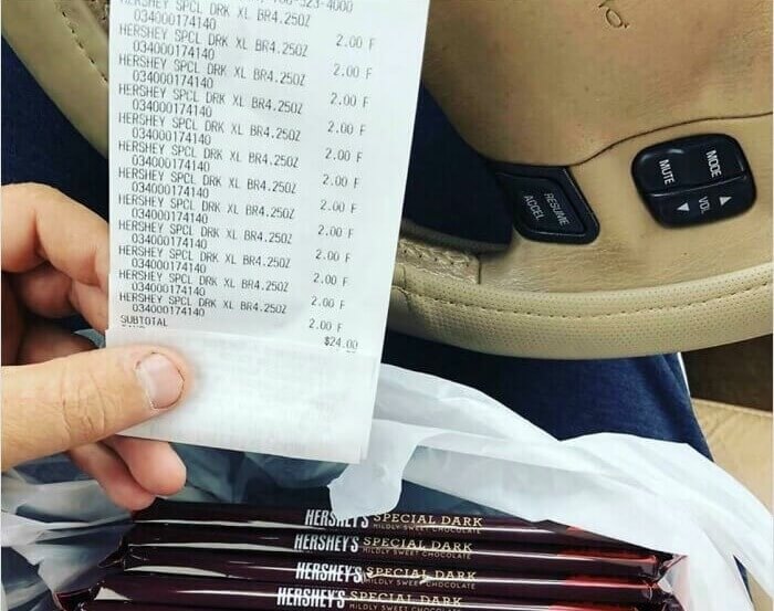 ある男性が子供にチョコレートを買ってくれる親に対して敬意を払うように教えた