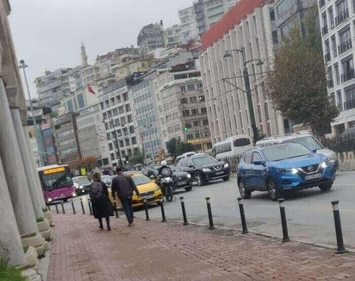 回り道を続けて料金を違法にチャージしたタクシードライバー