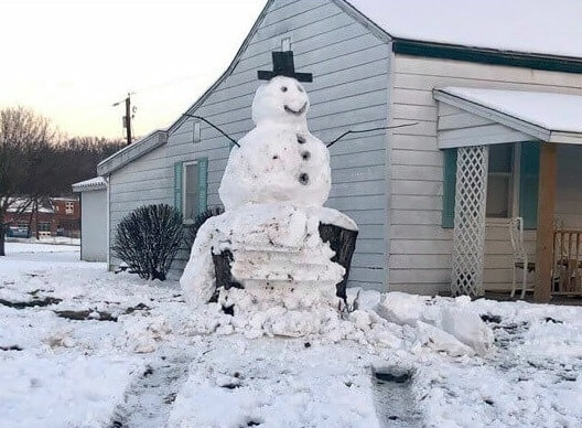 巨大な雪だるまを壊そうとしたドライバー