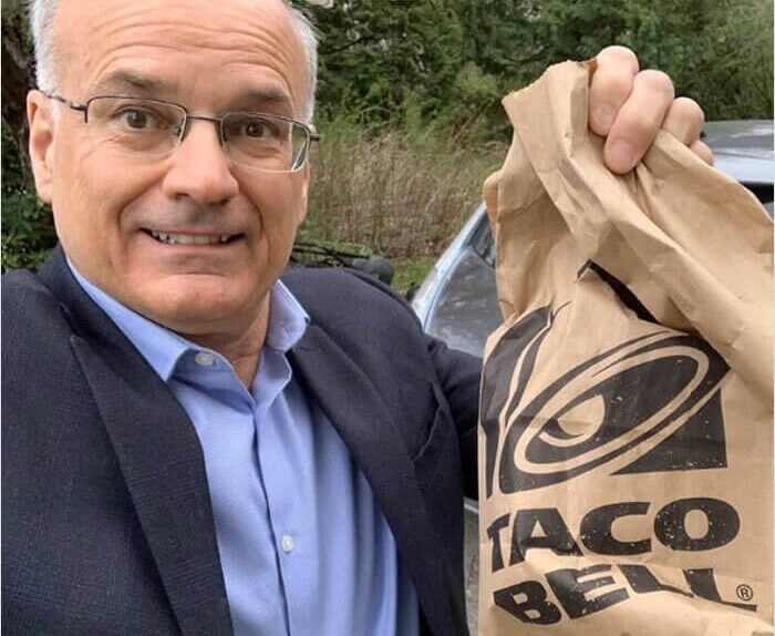 あなたならどちらの紙を拾いますか?