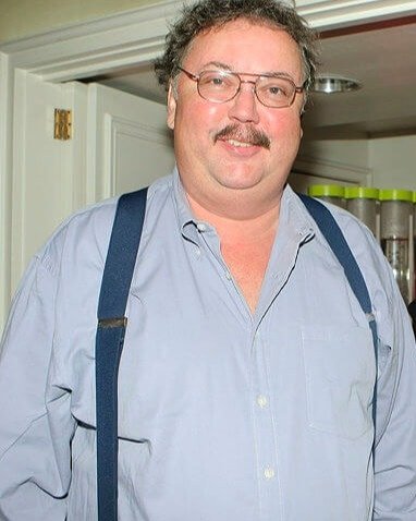 Mike Hagerty, 67 anos