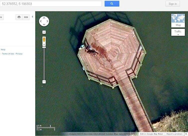 Uma Doca Estranha E Misteriosa