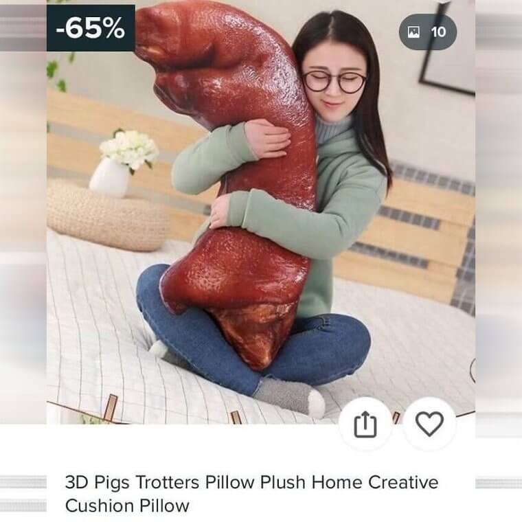 Un oreiller en forme de pied de cochon géant