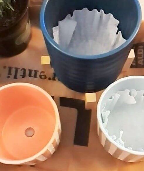 Use filtros de café para drenagem