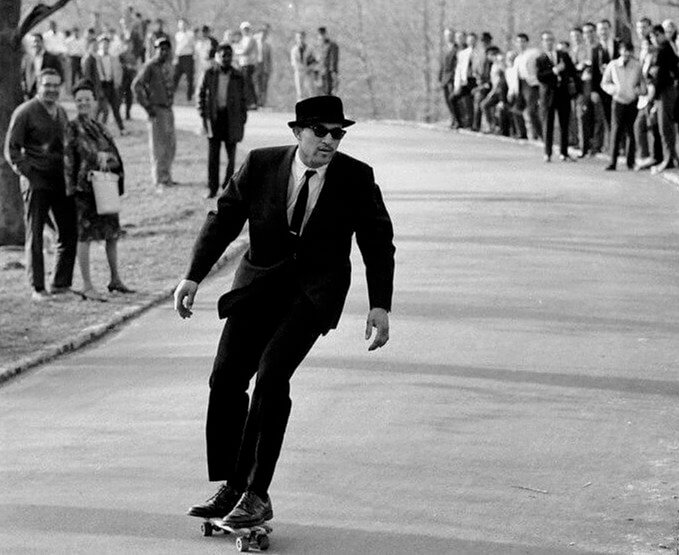 ニューヨークのセントラルパークを行くスケートボーダー(1960年代)