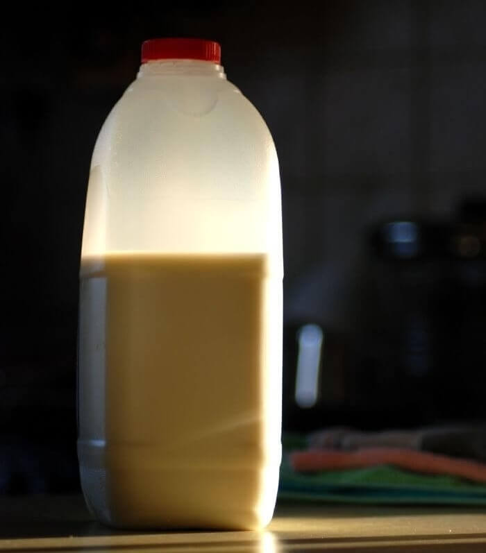 Milch gehört nicht in die Tür des Kühlschranks