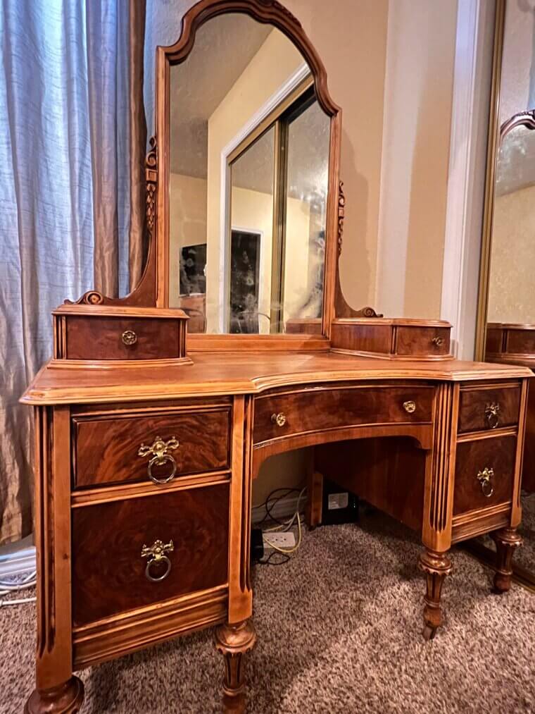The Kidney-Shaped Vanity Divides Everyonee