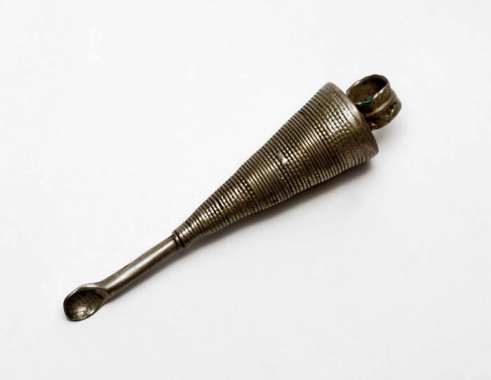 Essa ferramenta de aparência dolorosa era um limpador de dentes e ouvidos