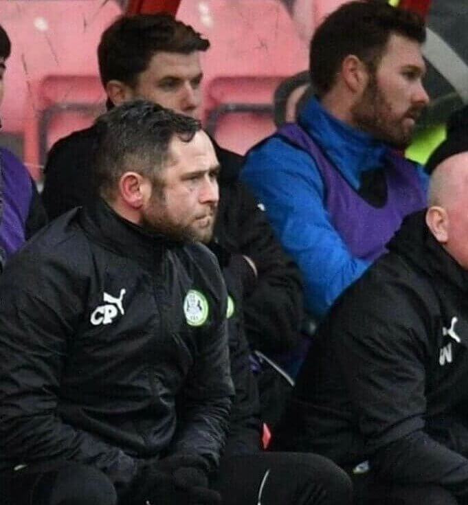 Ele tem um rosto bastante estranho - Oh, espere