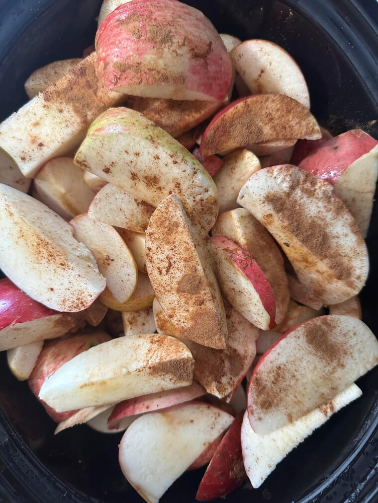 Break Down Peeled Fruit Into Comforting, Sugar-Free Batches of Applesauce