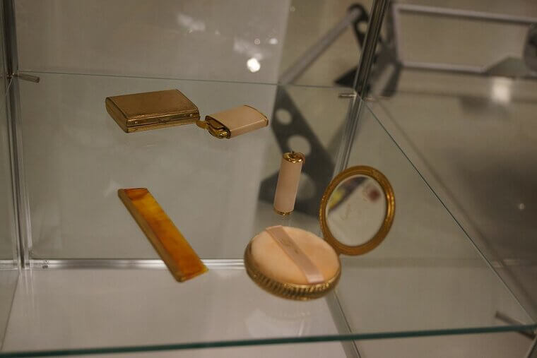 Built-In Makeup Kits