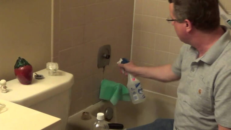 Keep a Spray Bottle of Water and Vinegar in Your Bathroom