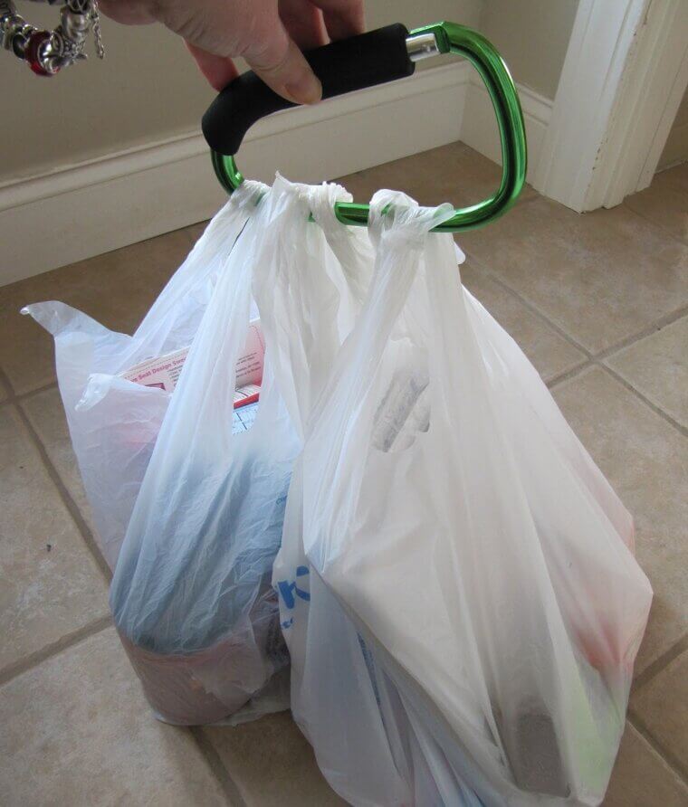 Se Faire Une Poignée Pour Porter Toutes Les Sacs Des Courses