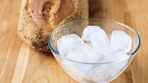Belebe Altbackenes Brot Mit Eiswürfeln